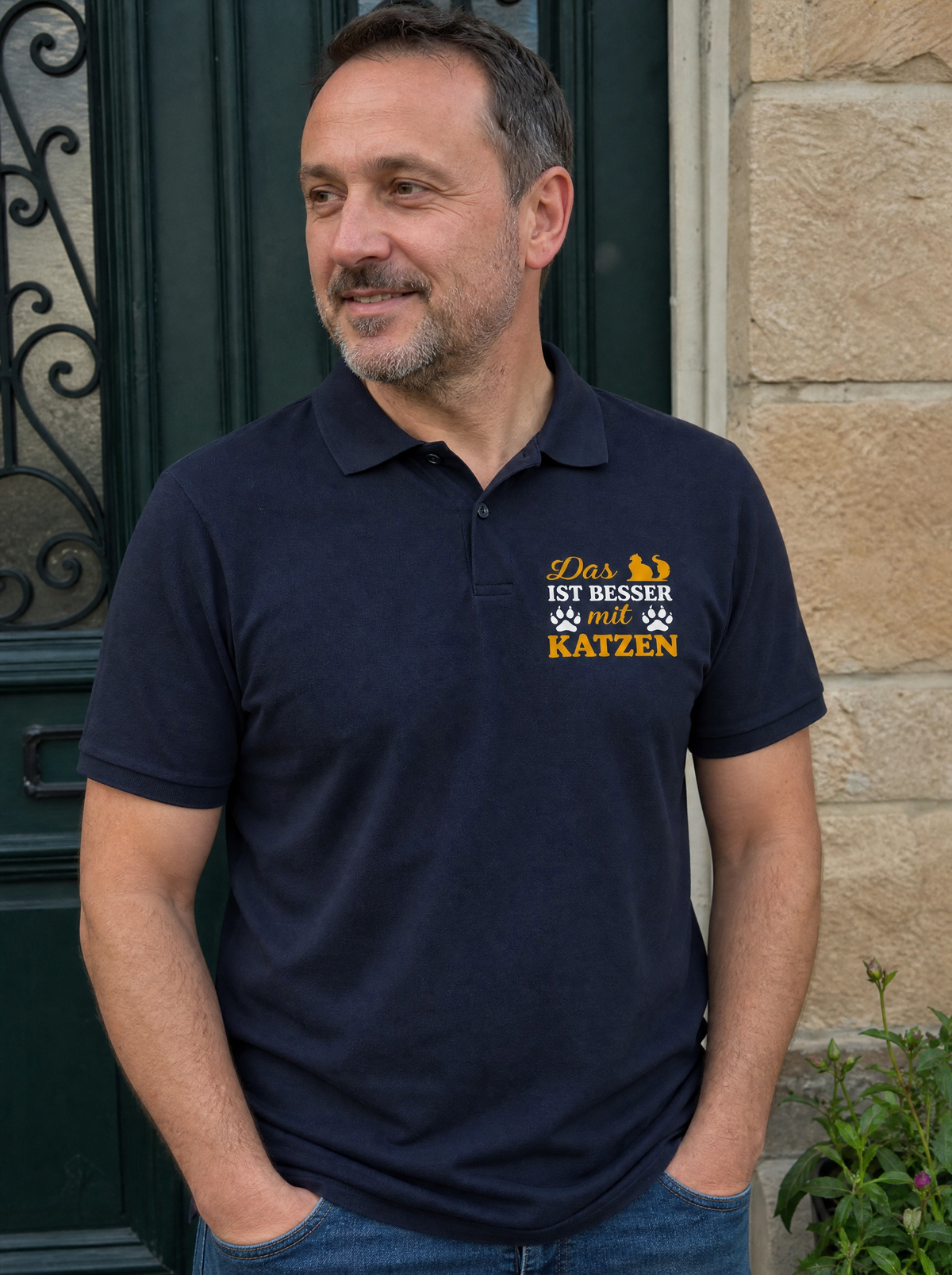 Person trägt das Das ist besser mit Katzen Polo-Shirt