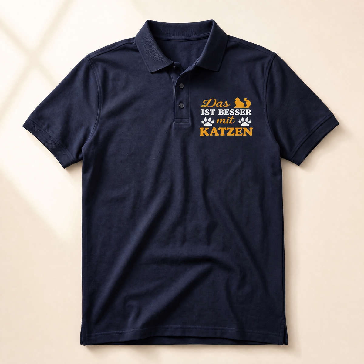 Das ist besser mit Katzen Polo-Shirt für Katzenliebhaber – Flat-Lay auf einheitlichem cremefarbenem Hintergrund