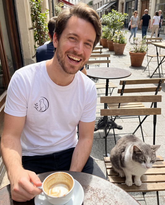 Mr. Fluffel Premium T-Shirt - Mann auf Café-Terrasse mit Katze