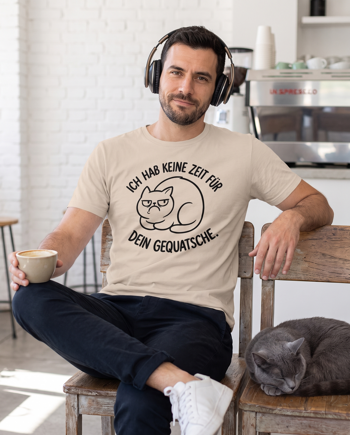 Ich hab keine Zeit für dein Gequatsche Katzen T-Shirt - Mann mit Kopfhörern im Café mit Katze