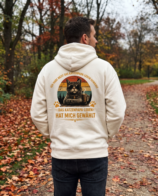 Cool Cat Dad Oversized Hoodie - Mann von hinten im Herbstpark, Rückendruck sichtbar