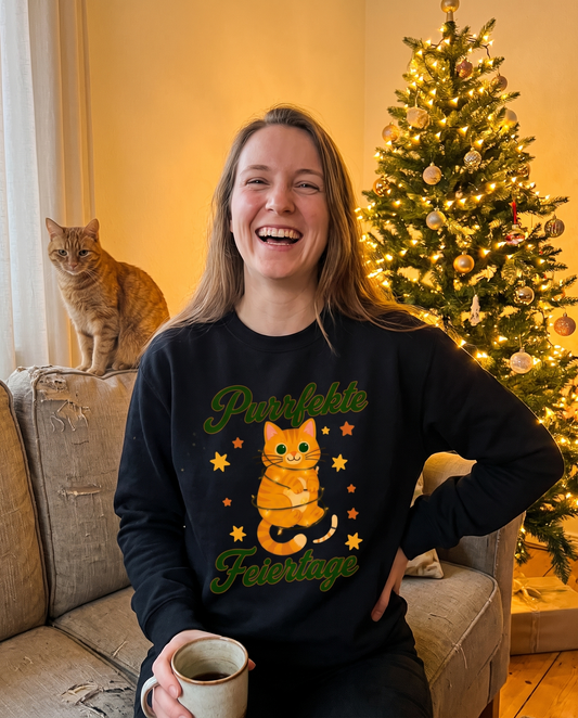 Purrfekte Feiertage Weihnachts-Sweatshirt - Frau lacht vor dem Weihnachtsbaum mit Katze