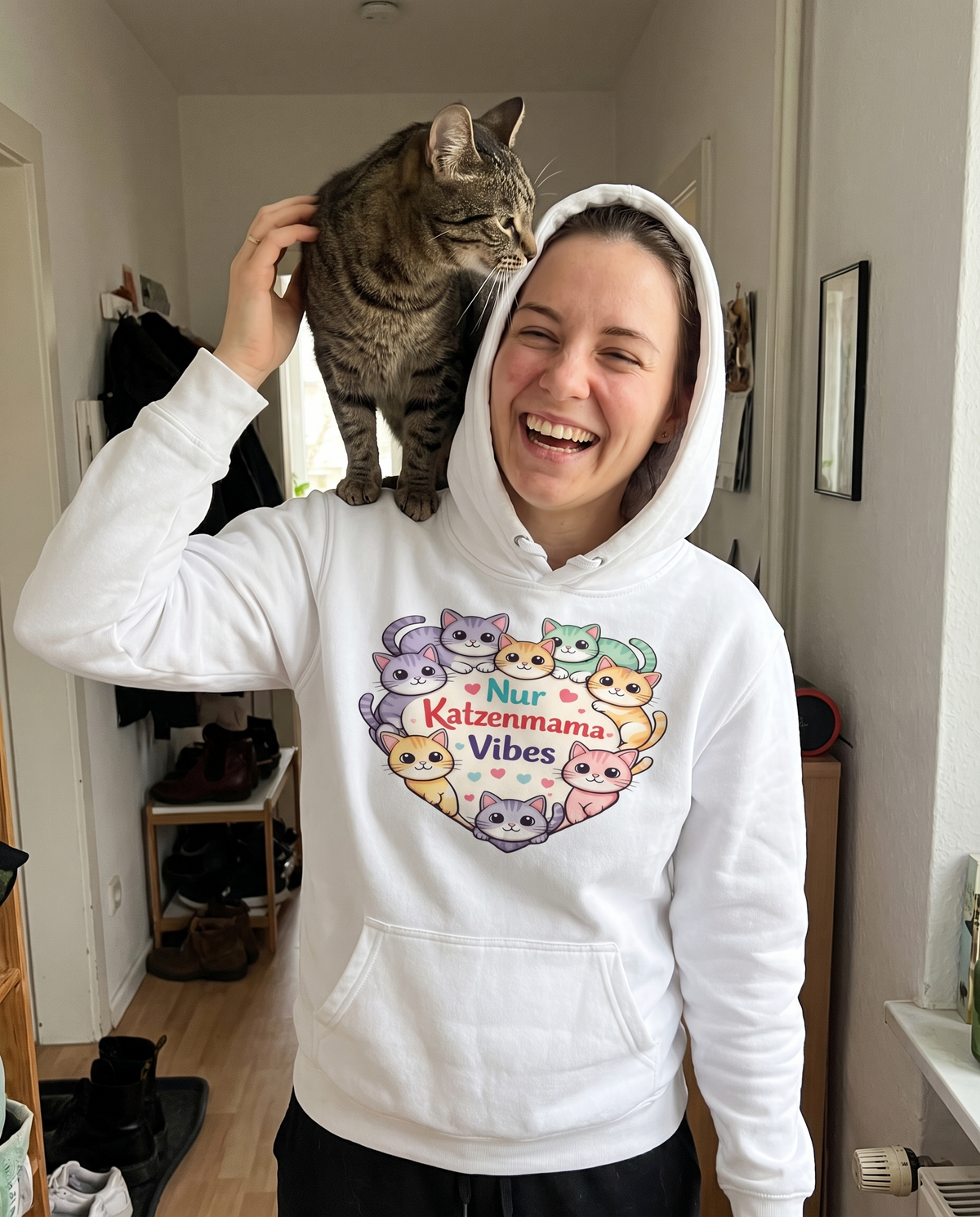 Katzenmama Vibes Hoodie - Frau lacht mit Katze auf der Schulter