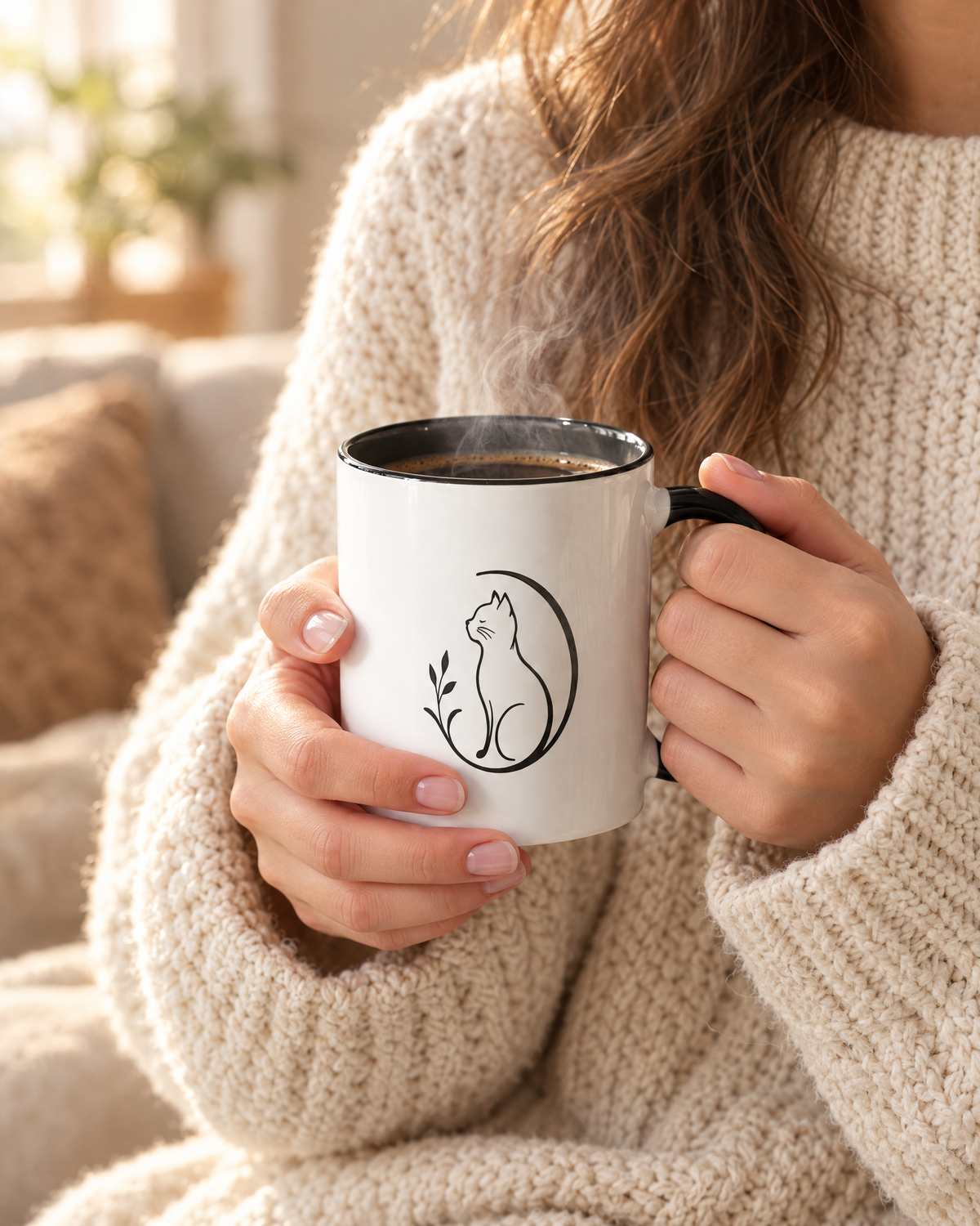 Mr. Fluffel Zaubertasse mit Katzen-Logo, in beiden Händen gehalten