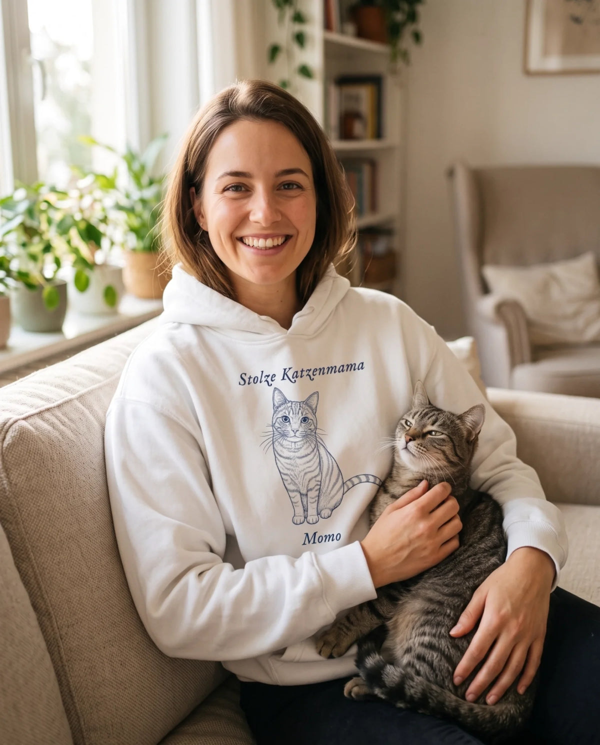 Frau trägt den Katzen Mama Hoodie von Mr. Fluffel mit ihrer Katze
