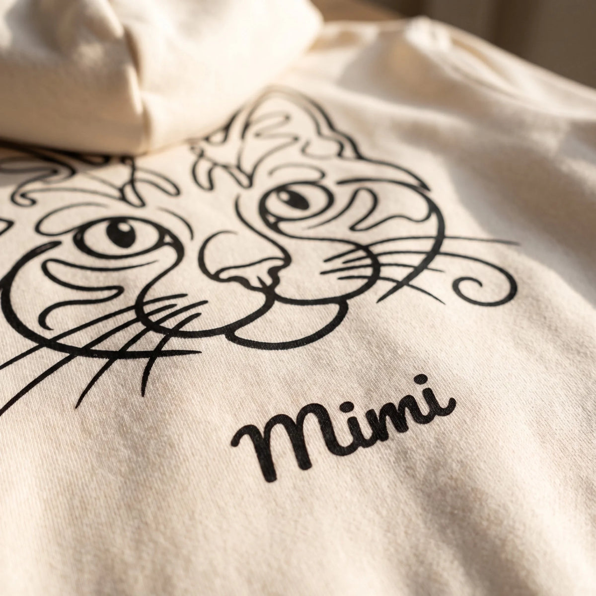 linienkatze-hoodie-nahaufnahme