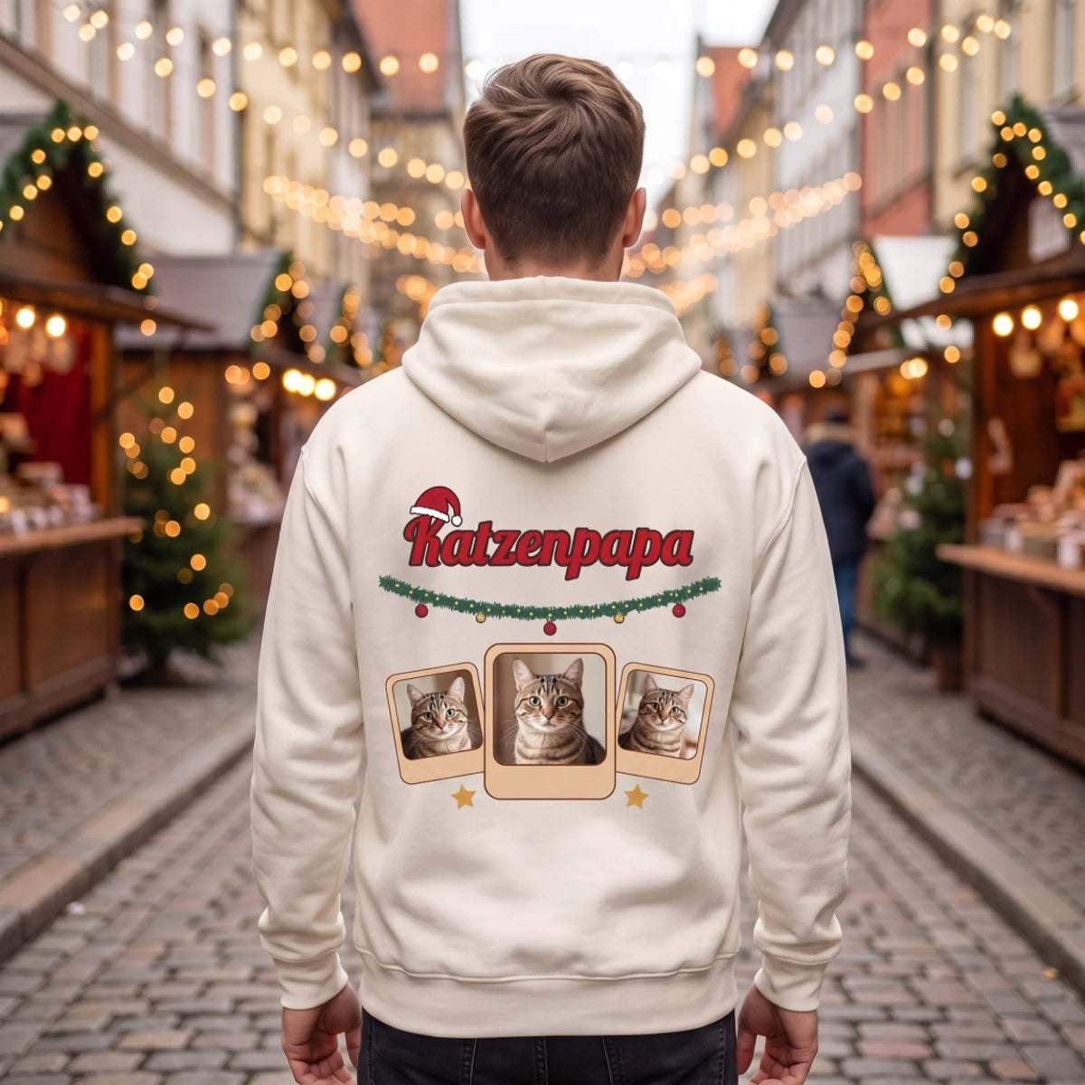 Katzenpapa Weihnachts-Hoodie in Beige am Model