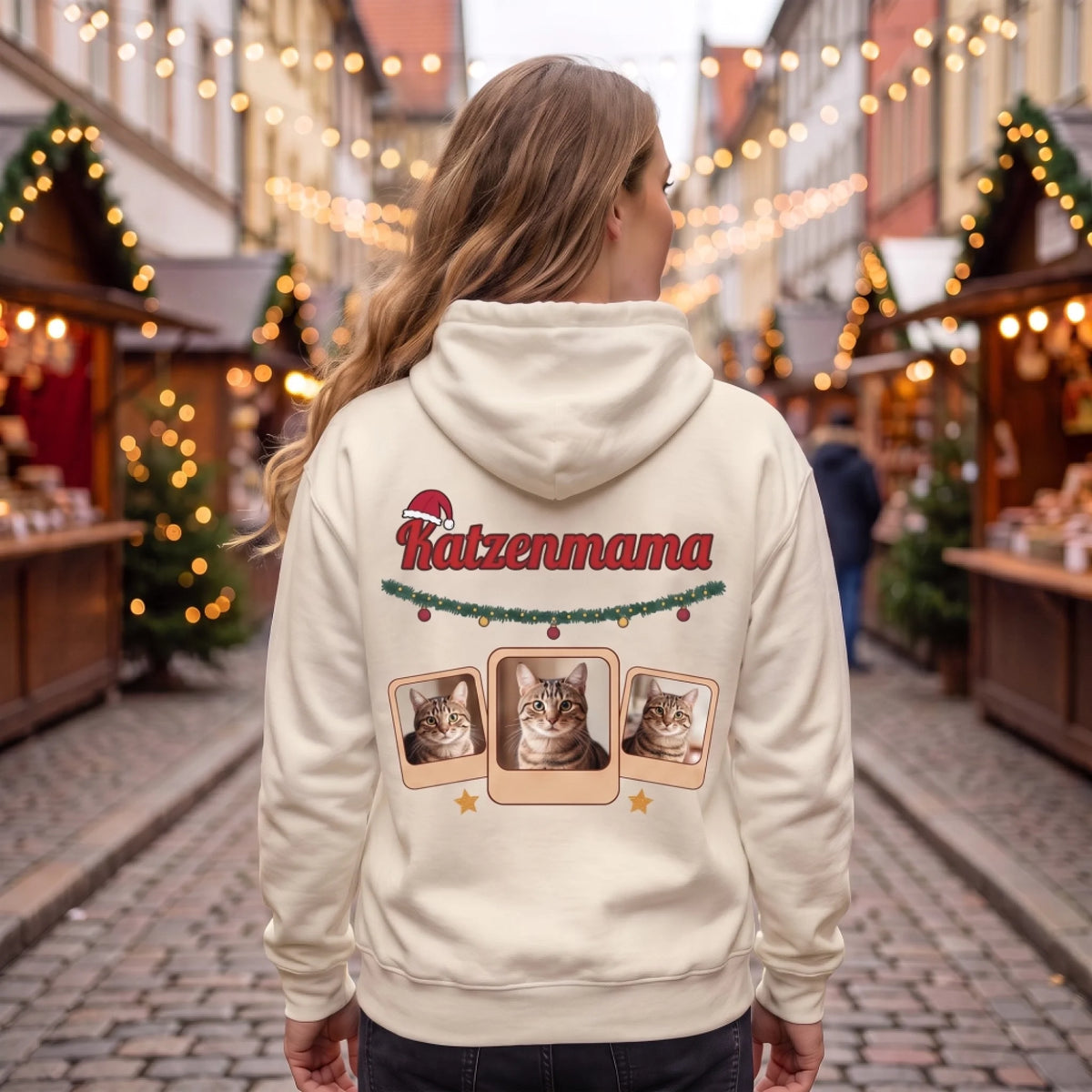 Katzenmama Weihnachts-Hoodie in Beige am Model