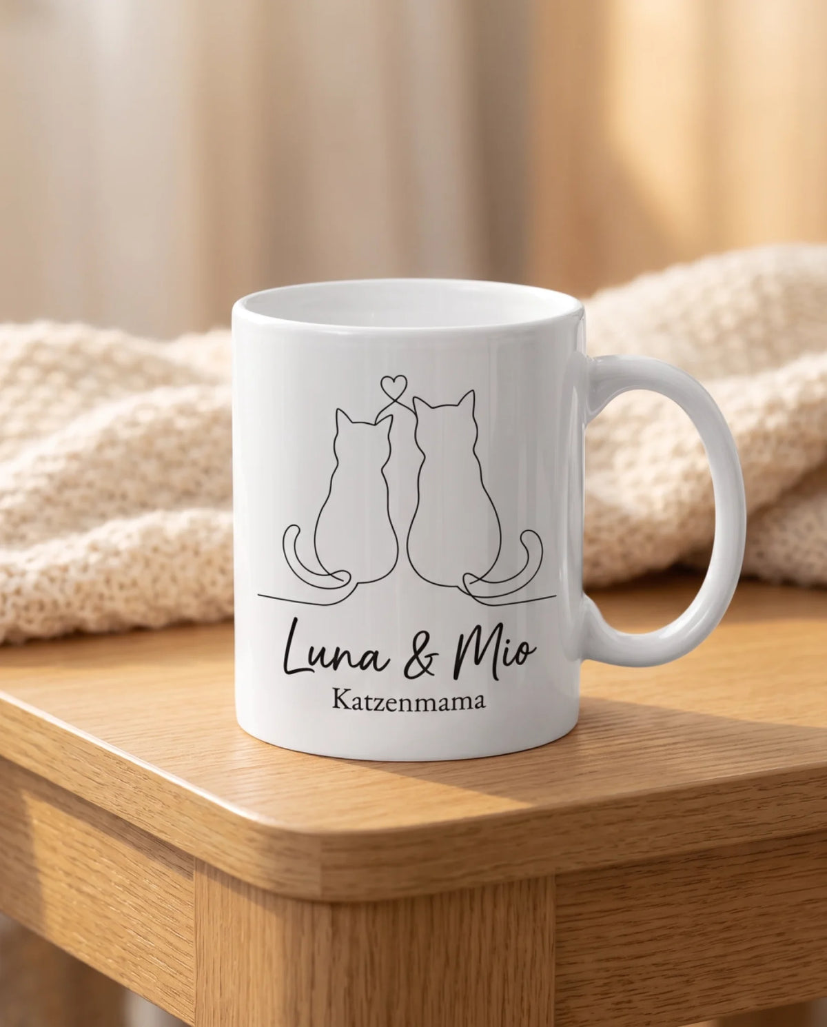 Katzenmama Tasse – Nahaufnahme vom Lineart-Druck mit Katzennamen