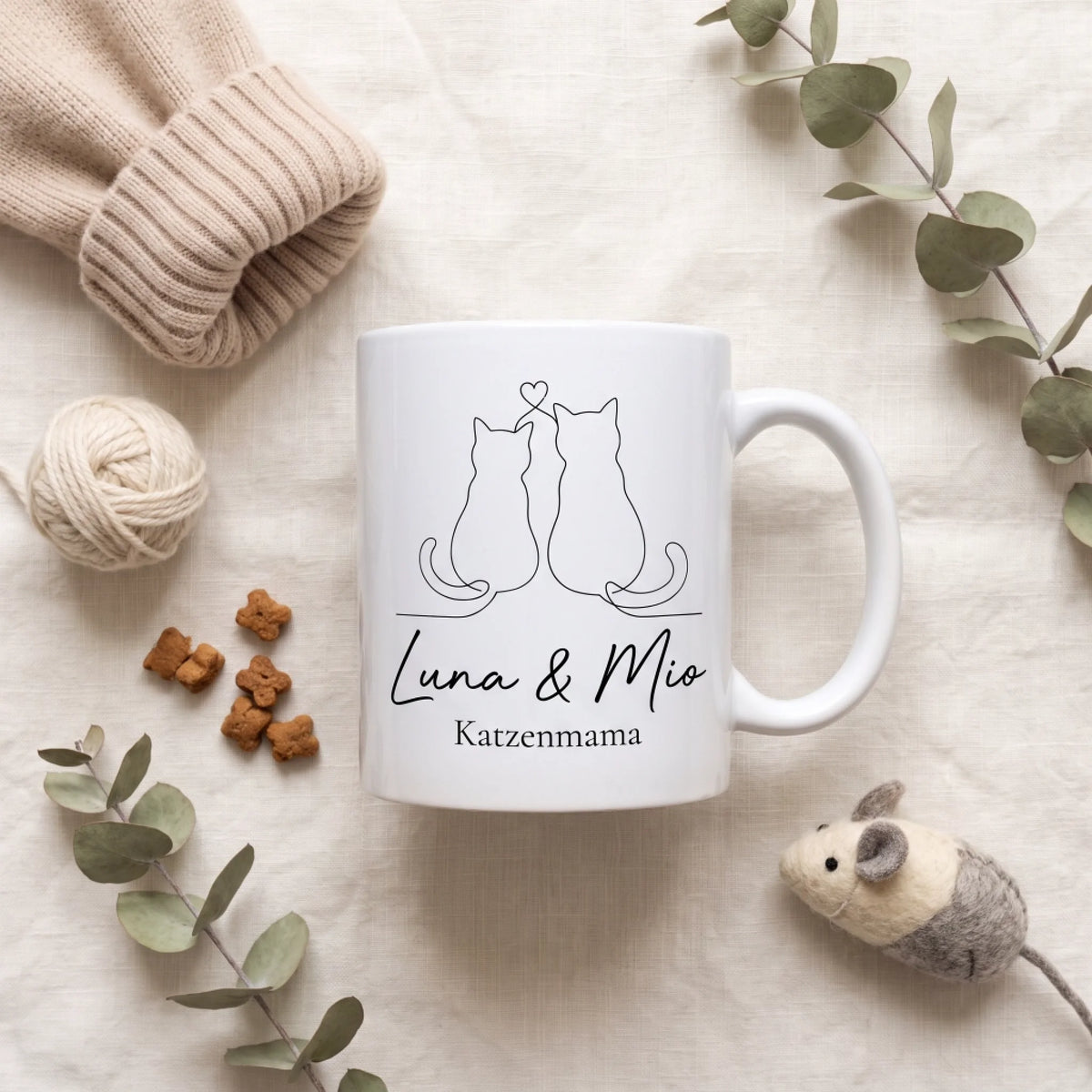 Personalisierte Katzenmama Tasse mit Katzennamen – Flatlay