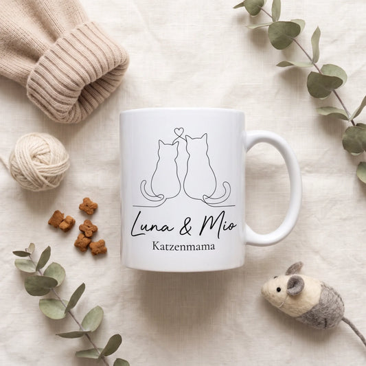 Personalisierte Katzenmama Tasse mit Katzennamen – Flatlay