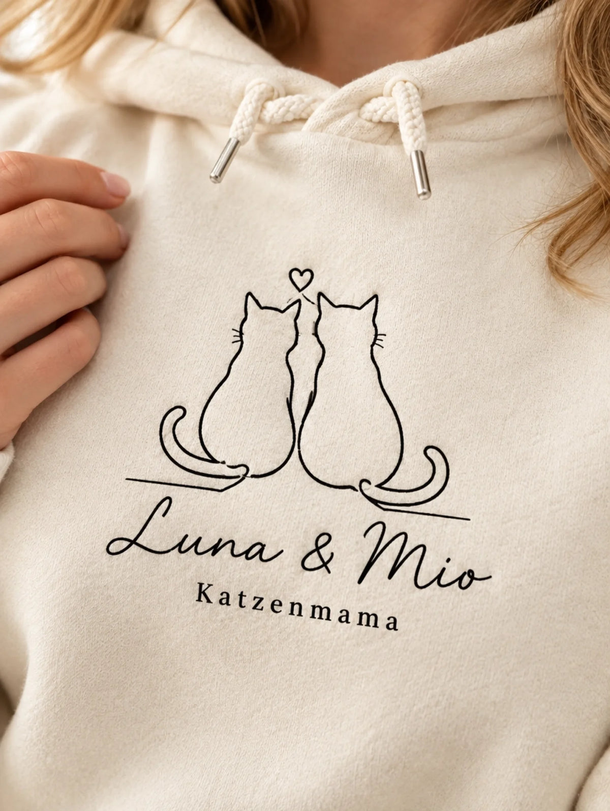 Katzenmama Lineart-Hoodie – Nahaufnahme Druckdetail mit Katzennamen