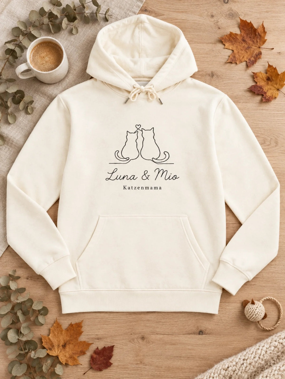 Personalisierter Katzenmama Lineart-Hoodie mit Katzennamen – Flatlay