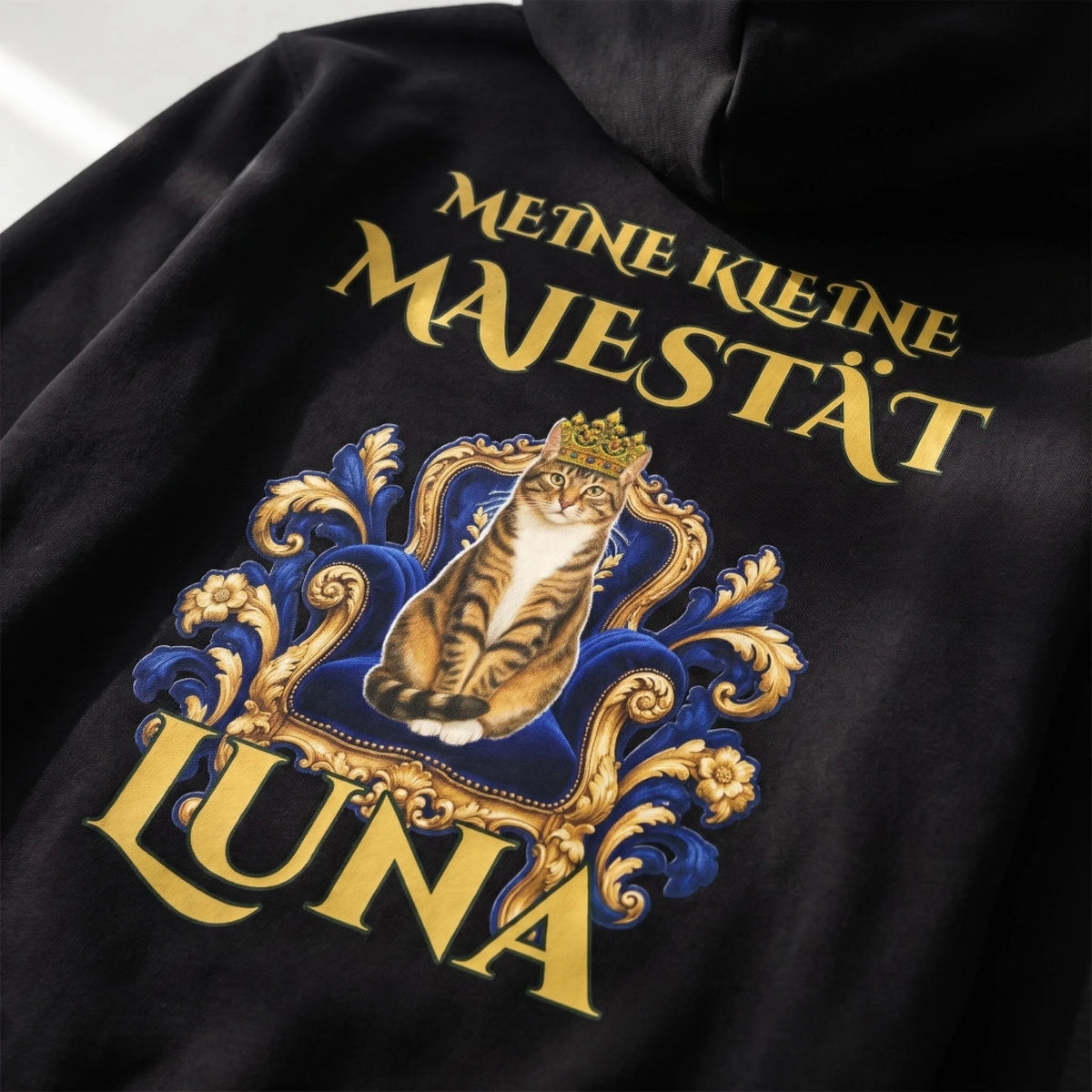 majestaet-hoodie-schwarz-nahaufnahme