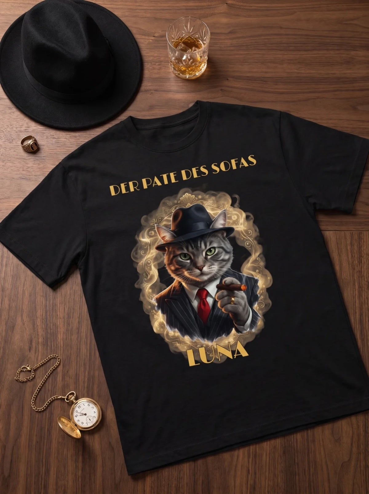 der-pate-des-sofas-katzen-shirt-flatlay