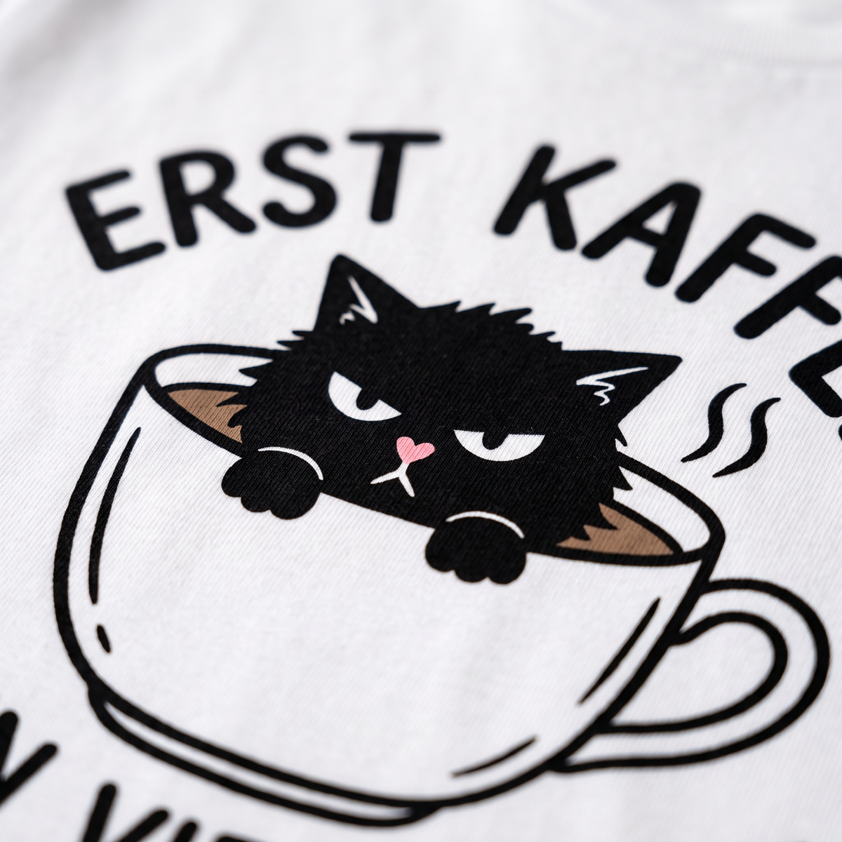 Erst Kaffee, dann vielleicht Menschen Katzen T-Shirt - Nahaufnahme Stoff- und Druckdetail