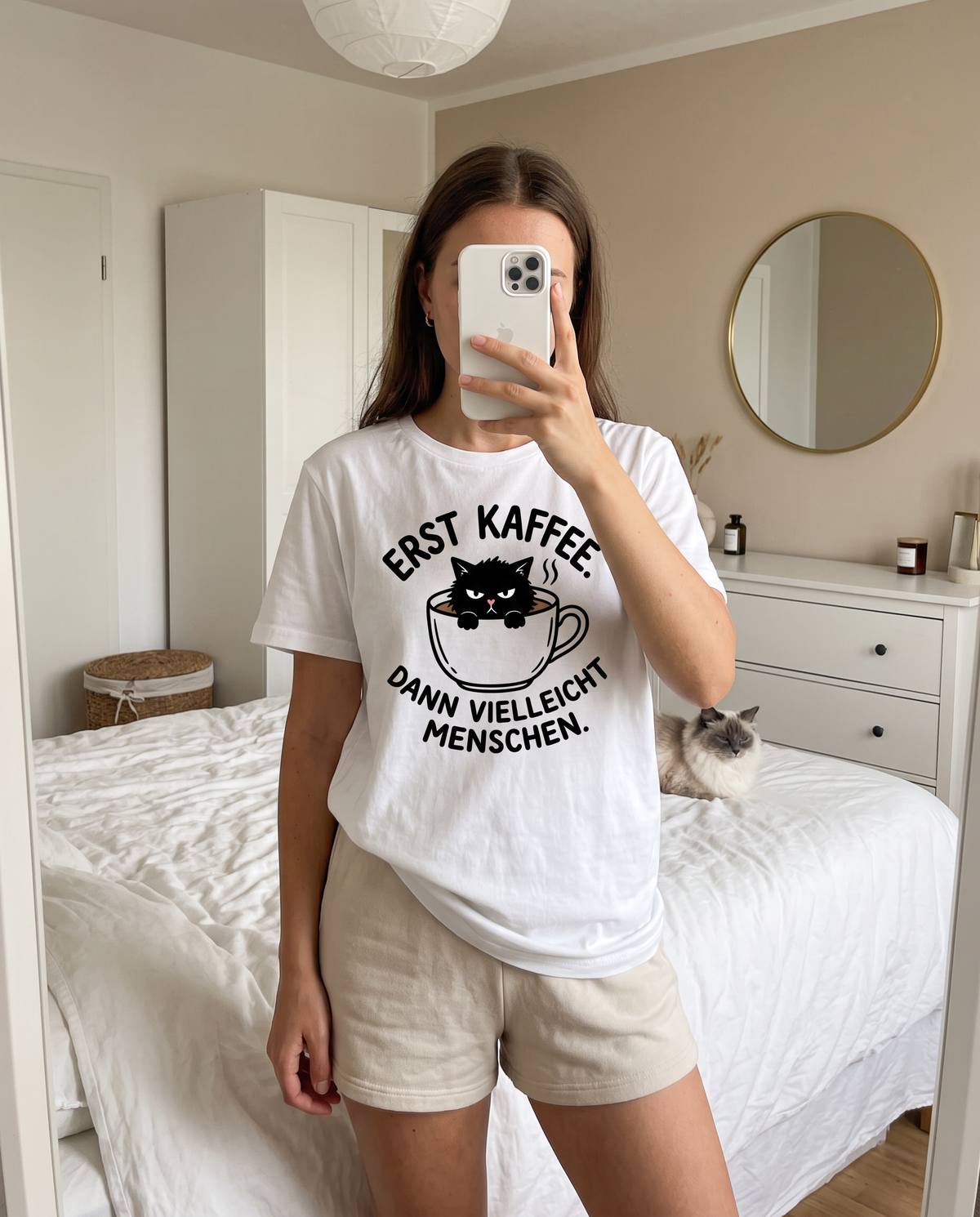 Erst Kaffee, dann vielleicht Menschen Katzen T-Shirt - Model getragen