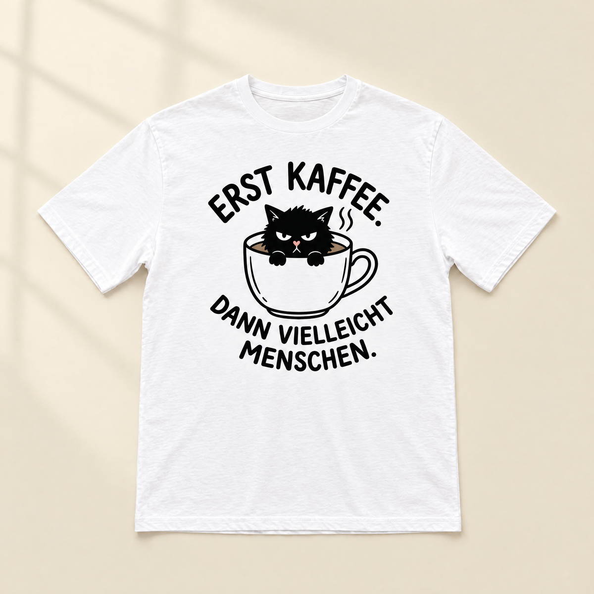Erst Kaffee, dann vielleicht Menschen Katzen T-Shirt - Flatlay