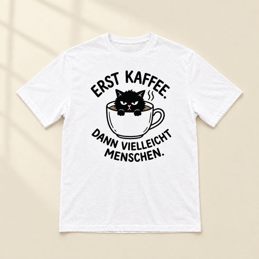 Erst Kaffee, dann vielleicht Menschen Katzen T-Shirt - Flatlay
