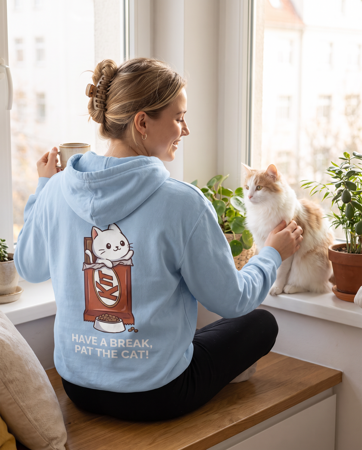 Have A Break, Pat The Cat Katzen Hoodie - Frau mit Kaffee und Katze am Fenster, Rückendruck