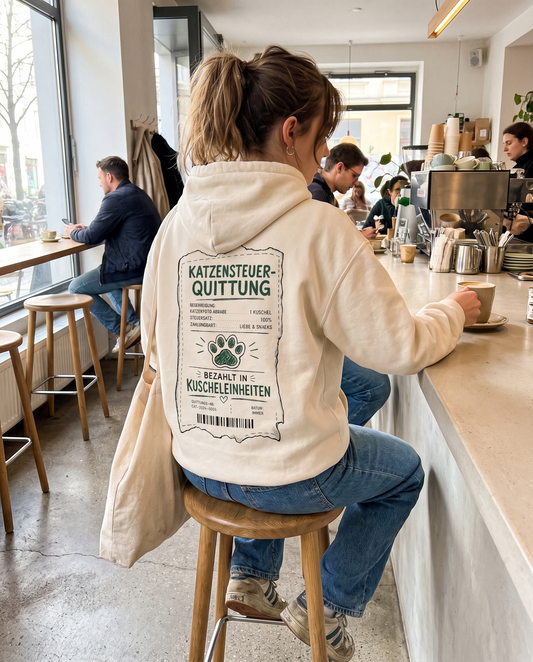 Katzensteuer-Quittung Oversized Katzen Hoodie - Frau von hinten an der Café-Theke