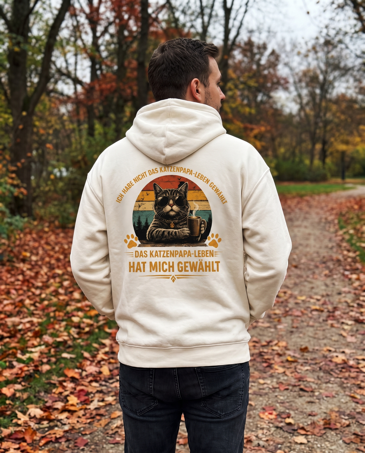 Cool Cat Dad Oversized Hoodie - Mann von hinten im Herbstpark, Rückendruck sichtbar