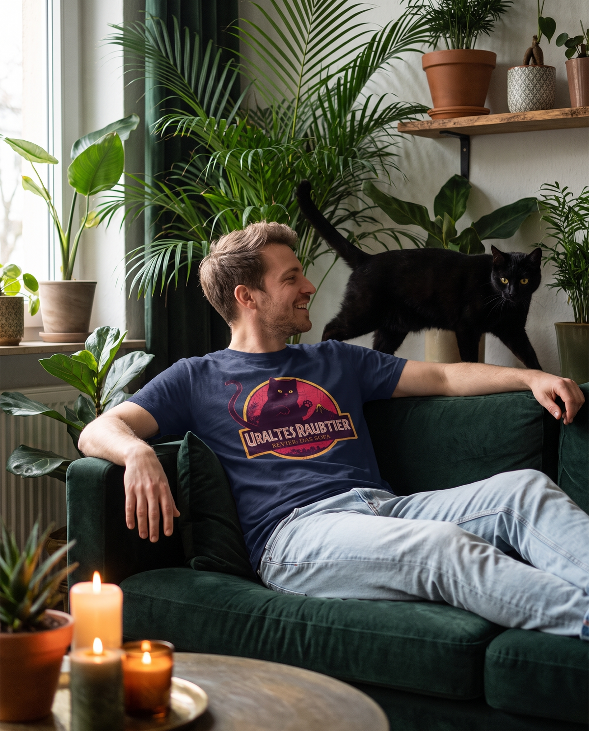 Uraltes Raubtier Katzen T-Shirt - Mann auf dem Sofa mit schwarzer Katze