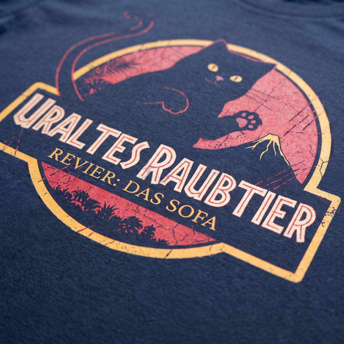 Uraltes Raubtier Katzen T-Shirt - Nahaufnahme Stoff- und Druckdetail