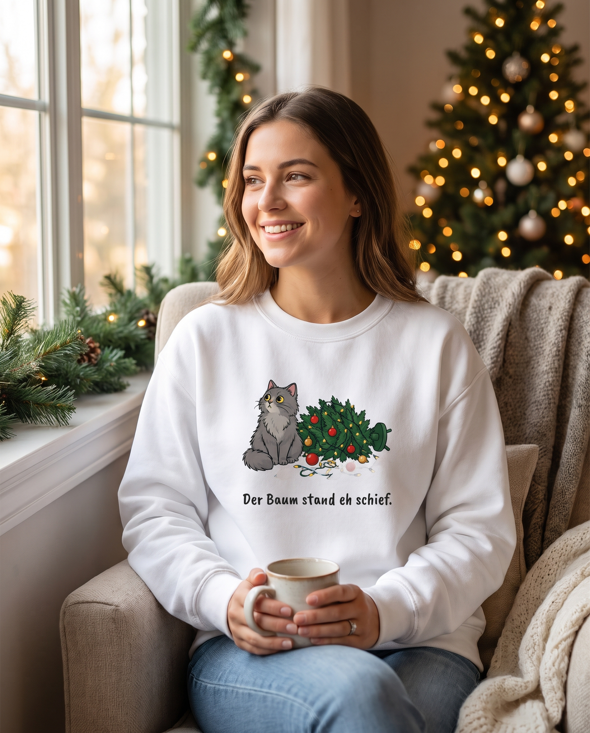 Frau im weißen Katzen-Weihnachtspullover „Der Baum stand eh schief“
