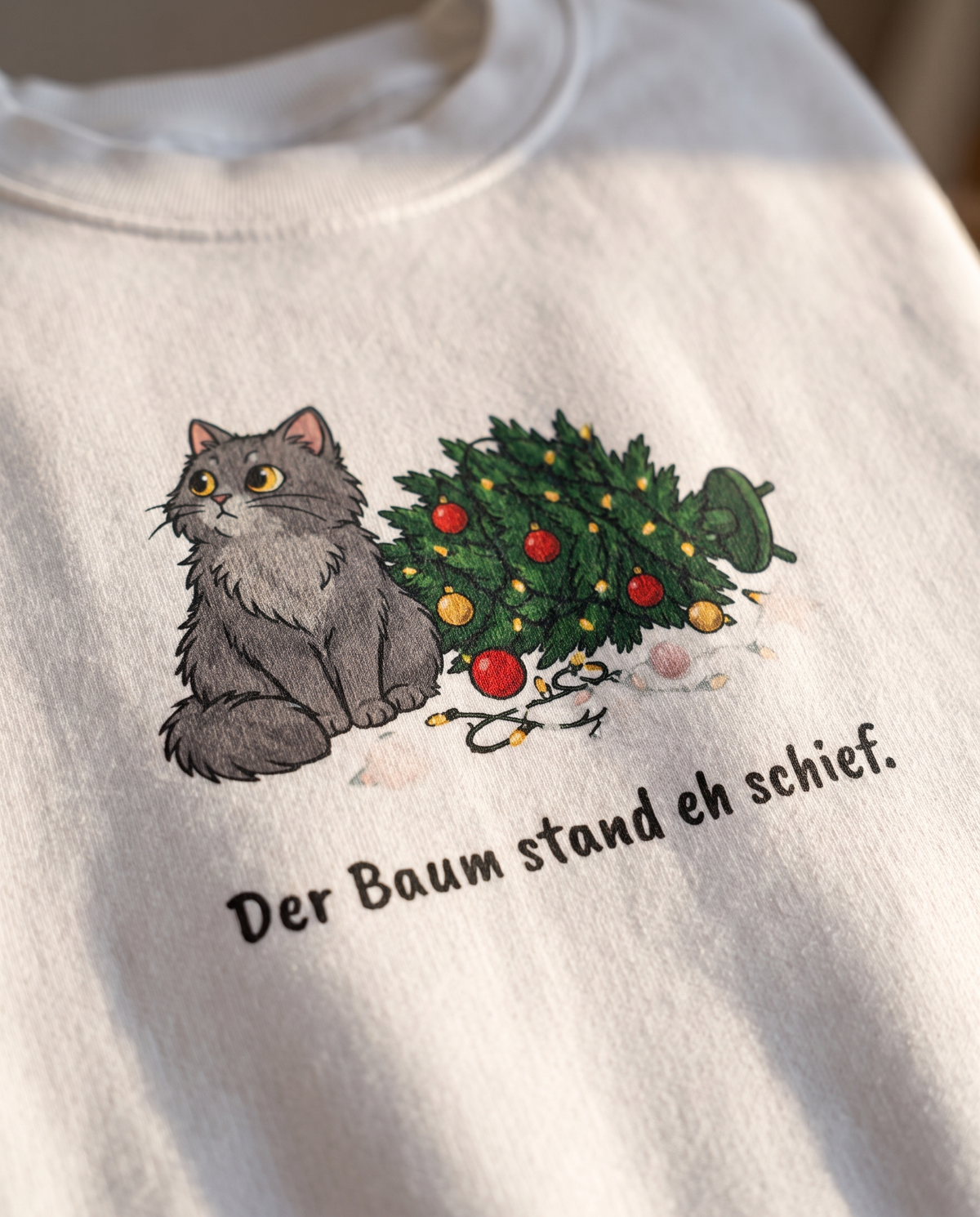 Nahaufnahme Druck: Katze und umgekippter Weihnachtsbaum