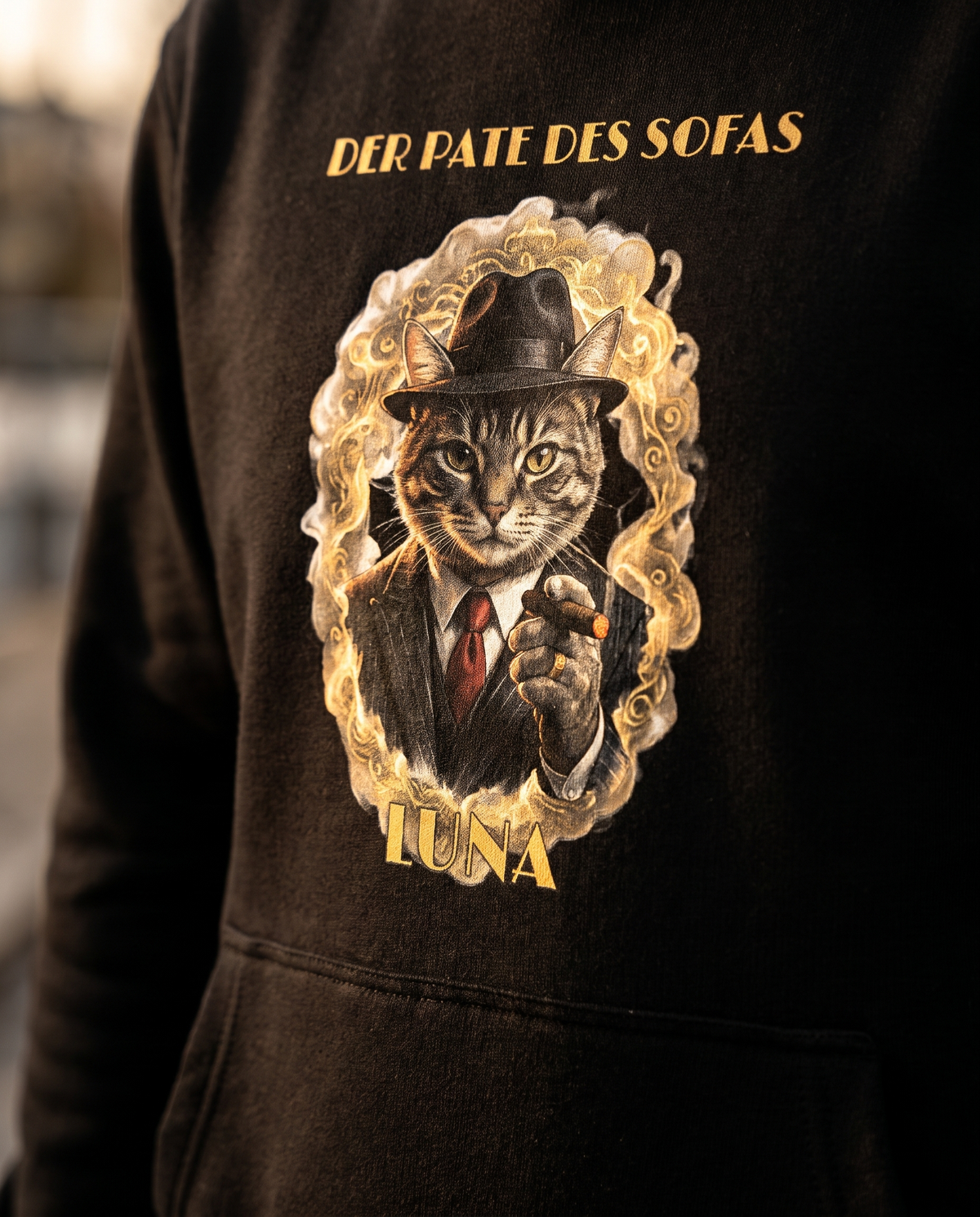 der-pate-des-sofas-katzen-hoodie-closeup