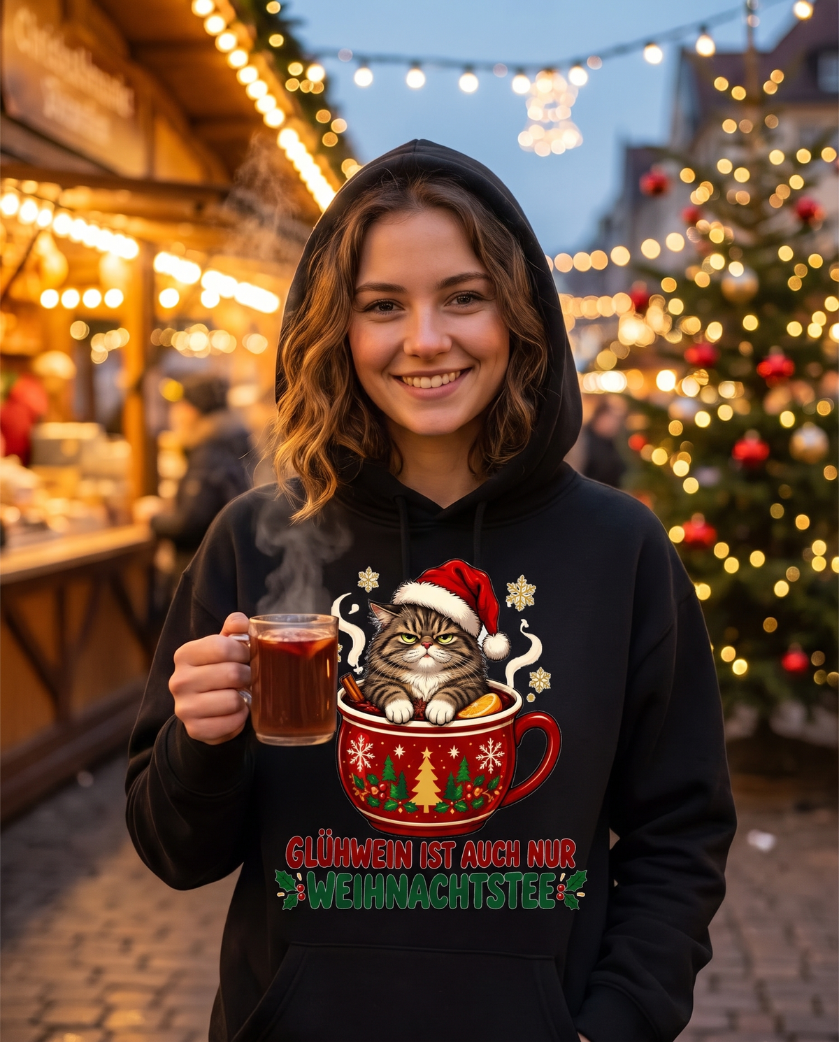 Frau trägt den Glühwein-Katzen-Hoodie auf dem Weihnachtsmarkt