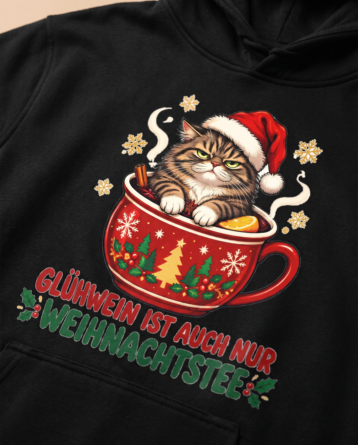 Nahaufnahme Druck: grummelige Katze in der Glühwein-Tasse