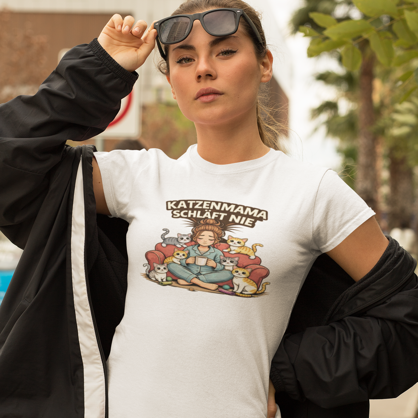 Katzenmama schläft nie“ – Premium Bio-Shirt für echte Katzen-Power 🐱💤