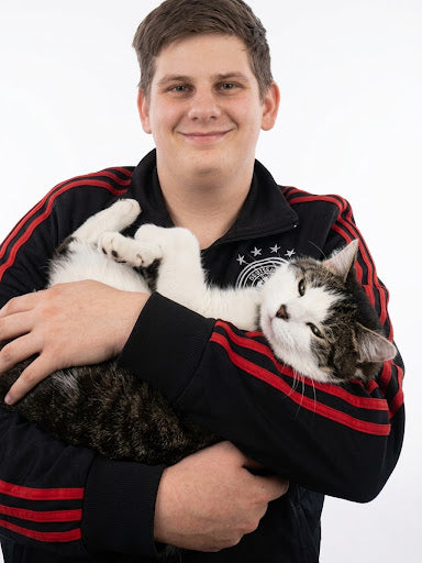 Luca, der Gründer von Mr. Fluffel, mit seiner Katze Diego