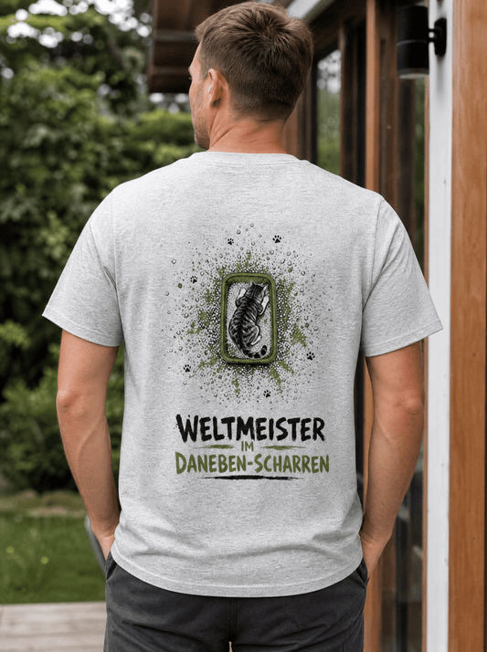 Weltmeister im Daneben-Scharren T-Shirt – Lustiges Katzen-T-Shirt von Mr. Fluffel